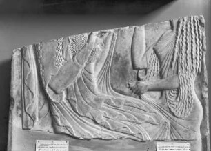 Weih- oder Grabrelief mit zwei weiblichen Figuren