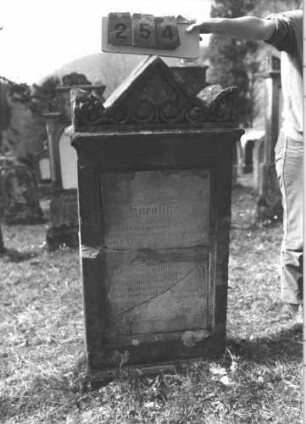 Grabstein 254 (Index: 100009231) Zustand: Inschrifttafel mehrfach zerbrochen und wiedereingesetzt und zementiert Maße HxBxT: 126x59x23 cm: Grabstein 254