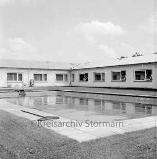 Wulfsdorf: Max-Planck-Institut für Kulturpflanzenzüchtung: Innenhof mit Schwimmbecken