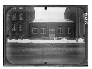 Berlin-Köpenick, Glienicker Straße 24. 4. Oberschule "Bert Heller" (Schule an der Dahme). Verbindungsbau. Straßenfront