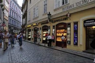 Geschäftsstraße in Prag : Blick in eine kleine Geschäftsstraße in der Prager Altstadt am frühen Abend, aufgenommen 2008