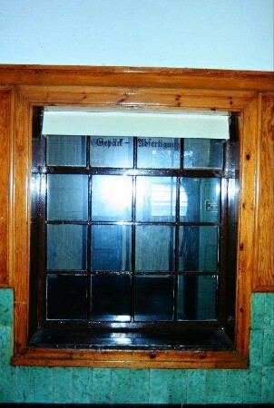 Holztäfelung um ein Sprossenfenster