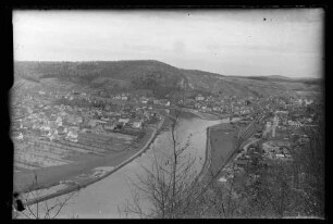 Blick flussaufwärts mit Bahnhofsgelände, Mainspitze, Altstadt, Burg und Kreuzwertheim