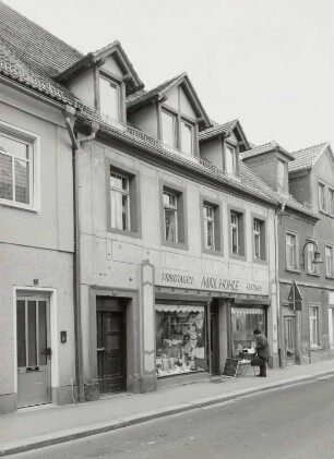 Mügeln, Wohnhaus mit Laden : Mügeln (Kreis Torgau-Oschatz), Wohnhaus mit Laden, Dr. Friedrichs-Straße 14, 19. Jahrhundert, Straßenansicht