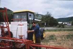 Fotografie: Gartenbautechnik-Freiland, Pflanzenschutz, Feldspritze angebaut