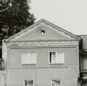 Hornow. Herrenhaus, Risalit : Hornow (Ortsteil der Stadt Spremberg). Herrenhaus (Kindergarten; 1862/1970). Linker Seitenrisalit der Eingangsfront. Teilansicht Obergeschoß und Giebel