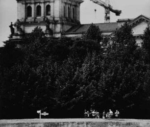 Blick vom Brandenburger Tor über die Staatsgrenze nach Westberlin/Berliner Mauer und den Hindenburgplatz zum Reichstagsgebäude