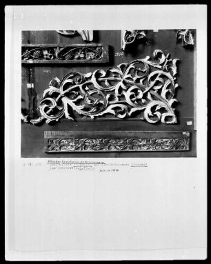 Füllungen und durchbrochenes Ornament aus Rankenwerk