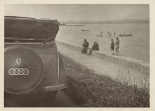 Reichsautobahn München-Berchtesgaden. Rast auf dem Parkplatz am Ufer des Chiemsees. Der Audi wurde abgestellt. Vom Auto direkt in den See