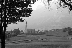 Pfronten: Blick auf Ort mit Kirche [St. Nikolaus]