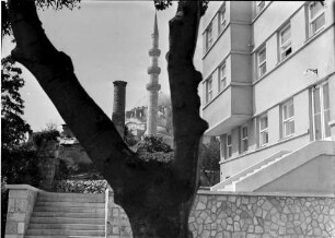 Istanbul: Universität und Moschee-Minarett, Gegensatz