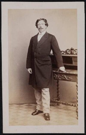 Porträt Carl Joseph Mittell (1824-1889; Schauspieler). Albuminabzug auf Karton (Carte-de-visite mit Atelieraufdruck verso)