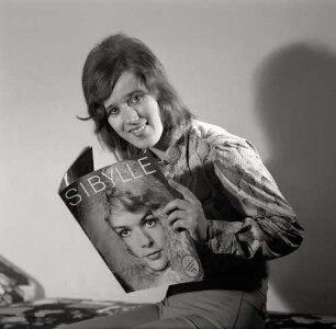 Fotografie einer jungen Frau mit der Zeitschrift "Sibylle"
