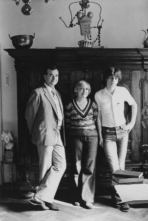 Familie S. (W. S., Direktor des Kupferstich-Kabinetts der Staatlichen Kunstsammlungen Dresden) in ihrem Wohnzimmer
