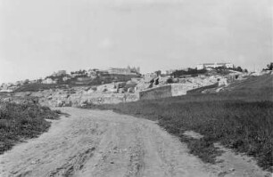 Ruinen von Karthago : Blick von einer Straße auf die Ruinen der Stadt Karthago; im Hintergrund die neue Stadt