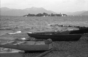 Gstadt: Blick vom Strand auf Insel Frauenchiemsee
