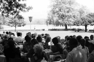 26. Tagung 1976 Physiker; Gruppen beim Bayrischen Frühstück: Gesamtbild mit See