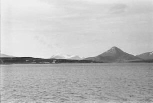 Norwegische Küste : Blick auf die norwegische Küste. Felsmassiv am Ufer.