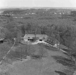Reetdachhaus (Hoisdorfer Landstraße 97): Luftbild: links Brücke über Teich