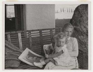 Die amerikanische Schauspielerin Ann Harding mit ihrer Tochter Jane auf der Terrasse ihres Hauses in Hollywood. Ann und Jane Harding