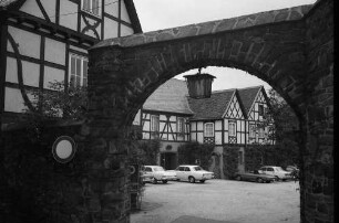 Unkel: Hoteleingang und Hof