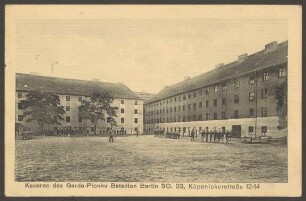 Ansichtskarte Soldaten im Kasernenhof des Garde-Pionier-Bataillons