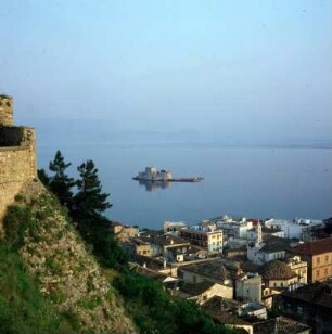 Nauplia. Blick auf die Unterstadt und die Insel Burtsi