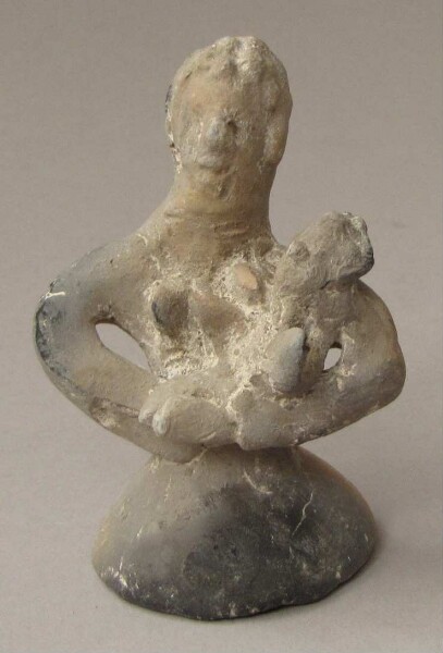 Figurine féminine en argile