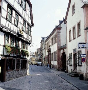 Gelnhausen. Blick nach Osten, rechts der Hof der Abtei Arnsburg