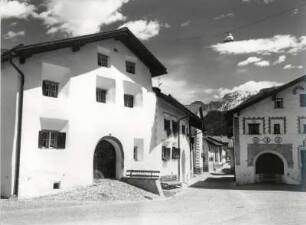 Typische Bündnerhäusern am Dorfplatz in Scuol