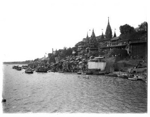 Varanasi (Benares), Indien. Blick auf Ufer des Ganges mit Ghats und Tempeln