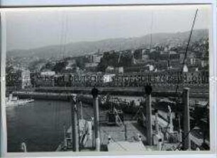 Blick vom Hochseepassagierdampfer "Columbus" auf die Hafenstadt Valparaiso, am Bug eine Hakenkreuzfahne
