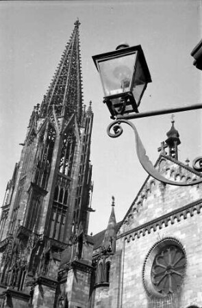 Freiburg: Gaslaterne und Münsterturm