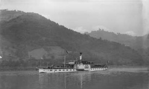 Personen-Seitenraddampfer "Loschwitz" (1899, Werft Laubegast) bei Praskowitz (Prackovice nad Labem). Blick zum Dubitzer Kirchlein (Dubický kostelík)