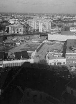 130° Panorama, Bild 3 von 7. Blick entlang dem Kurfürstendamm auf das Viktoria-Areal Richtung Breitscheidplatz. Berlin-Charlottenburg, Kurfürstendamm