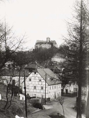 Scharfenstein, Ortsansicht mit Burg von Süden