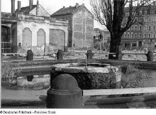 Dresden-Neustadt, Albertplatz. Brunnenbecken des Artesischen Brunnens (1832/1836). Blick gegen Alaunstraße