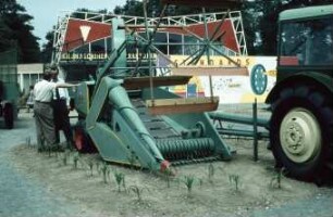 Fotografie: Ernteverfahren, Feldhäcksler gezogen, Trommelfeldhäcksler, Umhängeverfahren