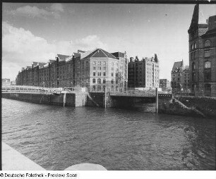 Hamburg-Altstadt (Speicherstadt), Bei den Mühren. Blick über den Zollkanal nach Ostsüdost gegen Speichergebäude, Brook