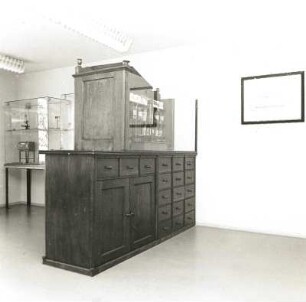 Cottbus. Löwen-Apotheke und Museum, Altmarkt 24. Ende 18. Jahrhundert. Schauvitrine und Vorratsschrank