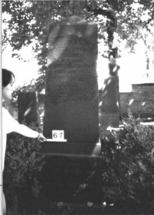 Grabstein 67 (Index: 100081660) Material: Granit Zustand: gut Maße HxBxT: 213x65x32 cm Beschreibung: Obelisk, getreppter Sockel: Grabstein 67