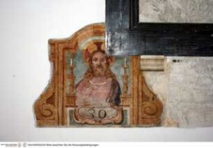 Gemalter Bettkopf mit Christuskopf zwischen zwei Kandelabern (Lateransalvator)