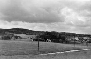 Kodersdorf-Wiesa. Windmühlengehöft Hartmann, Blick auf Gehöft und Dorf