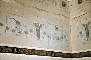 Tapete mit exotischen Vögeln und geflügelten weiblichen Figuren