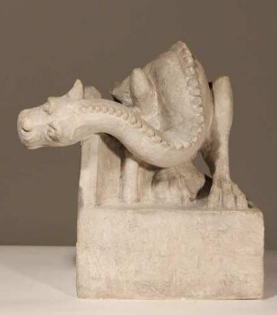 Sockel mit Drachen einer Porträtstatuette Karl IV.