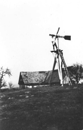 Rosenbach-Herwigsdorf. Windmühlengehöft, kleine Windkraftanlage zur Versorgung mit Strom (1949-1957 in Betrieb), 1952, Repro