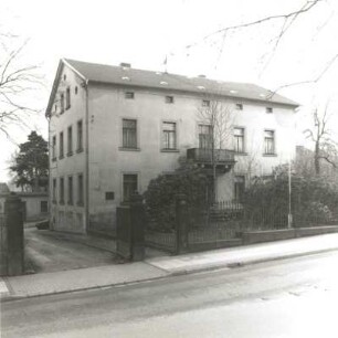Reichenbach (Vogtland), Bahnhofstraße 69. Wohnhaus (um 1875). Straßenansicht mit Einfriedung