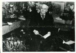 Wilhelm Pieck mit Geschenken zu seinem 70. Geburtstag