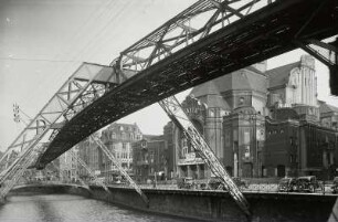 Wuppertal, Trasse der Schwebebahn : Wuppertal-Elberfeld. Trasse der Schwebebahn über der Wupper am Islandufer. Blick über den Fluss auf Thalia-Theater und Wohn- und Geschäftshäuser