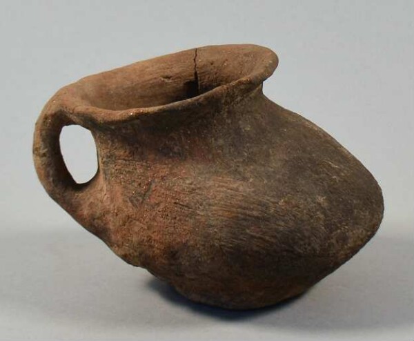 Clay vessel with handle